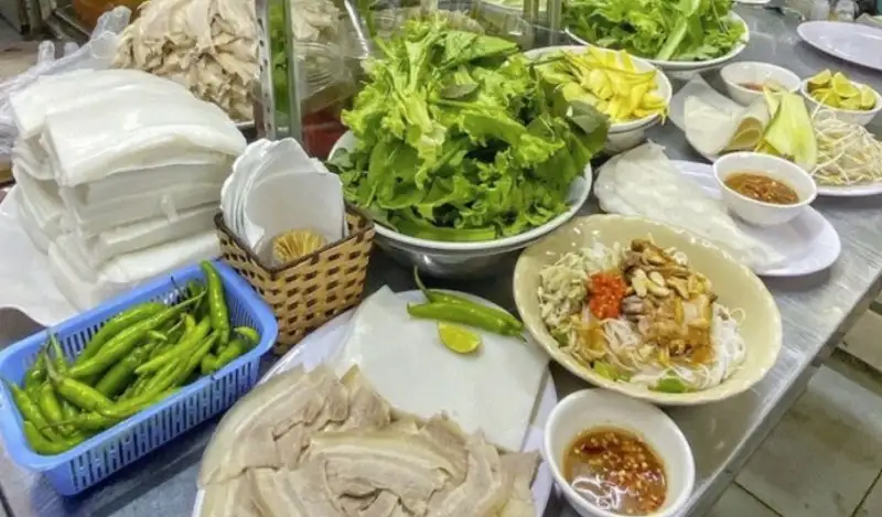 quan-banh-trang-cuon-thit-heo-o-vinh-3