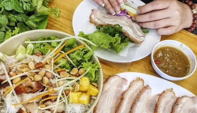quan-banh-trang-cuon-thit-heo-o-vinh